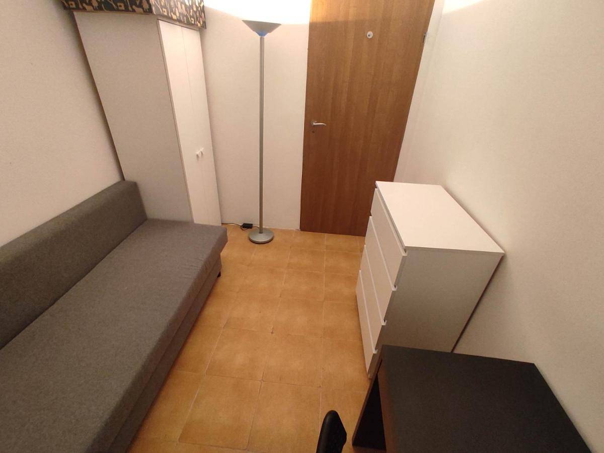 Nice room with 2 shared bathrooms ,Wc , 2km to old town -100m from Metro Szwedzka in Warszawa, Mazowsze