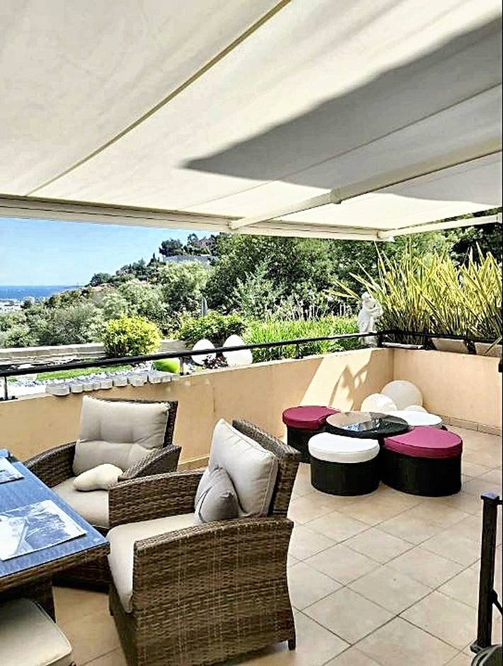 Location de vacances pour 4 personnes, avec piscine et terrasse à Mandelieu-la-Napoule