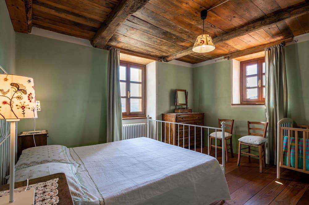 Ganze Wohnung, Angenehme Wohnung für 18 Gäste mit  W-Lan, Pool, Innenhof und Haustiere erlaubt in Cortemilia, Langhe