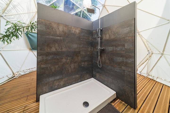 Tente pour 4 personnes, avec terrasse ainsi que jardin et jacuzzi sur l' Île de la Réunion - 3