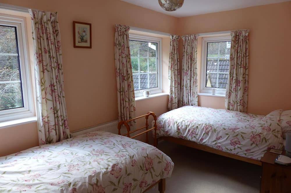 Tanglewood: idyllic two-bedroom cottage in Exmoor National Park in Porlock, Somerset
