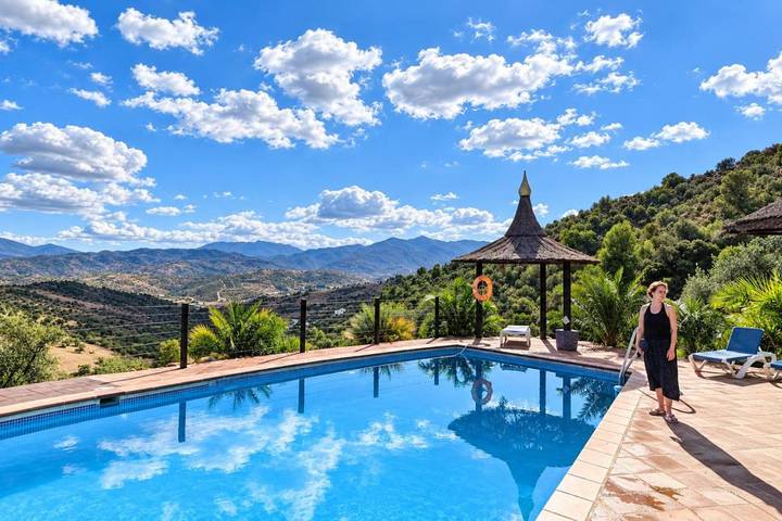 Casa rural para 2 personas, con Jacuzzi y Terraza además de Jardín y Piscina en Alozaina - 2