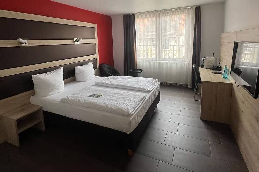 Superior Double Room | 0.6 Miles to Heppenheim Rail | Pets Welcome in Heppenheim, Bergstraße