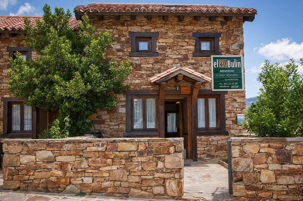 En casa Becea podras disfrutar de una terraza con barbacoa y patio delantero in Horcajuelo de la Sierra, Provincia de Madrid