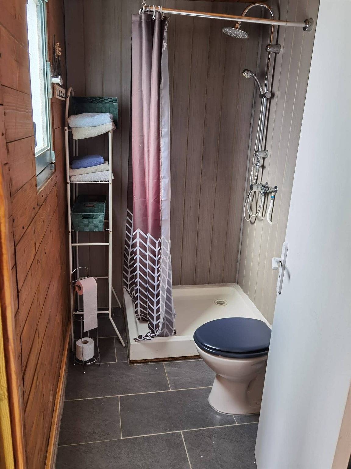 Entire holiday apartment, Tiny Home 'À L'étang' with Lake View, Shared Pool and Private Terrace in Champsac, Périgord-Limousin Regional Nature Park