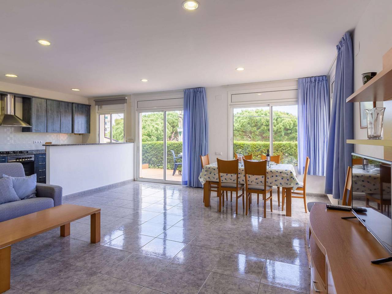 Entire apartment, Bright Ground Floor Apartment with Terrace, Wifi, Garage Near Beach in Llanca, Upper Empordà