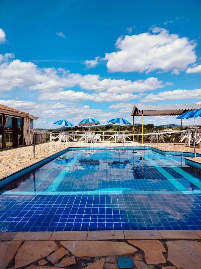 Pousadas para 3 pessoas, com piscina e terraço e ainda jardim and vista, com animais de estimação em Jarinu