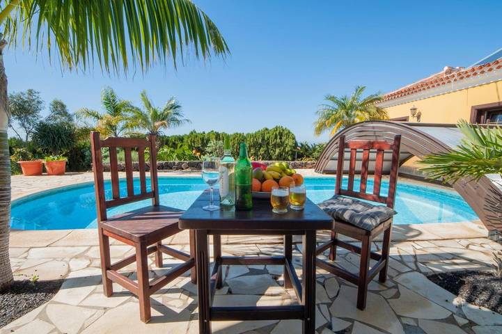 Chalet para 5 personas, con vistas además de jardín y piscina, Se admiten mascotas en La Palma