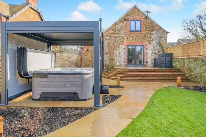 Cottage for 8 people, with hot tub and garden, with pets in Snettisham