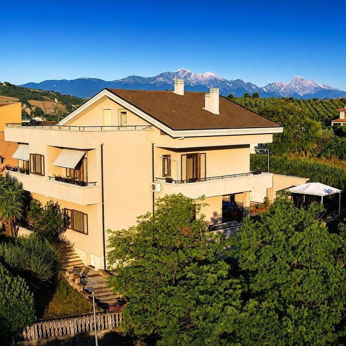 Appartamento per 6 persone, con Balcone e Terrazza nonché Giardino e Panorama a Atri