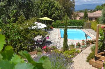 Cottage pour 2 personnes, avec piscine ainsi que vue et jardin à Montauroux