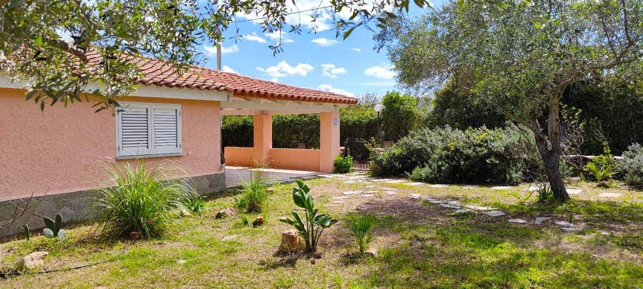 Ganze Wohnung, Apartment with Garden View in Matta E Peru, Budoni