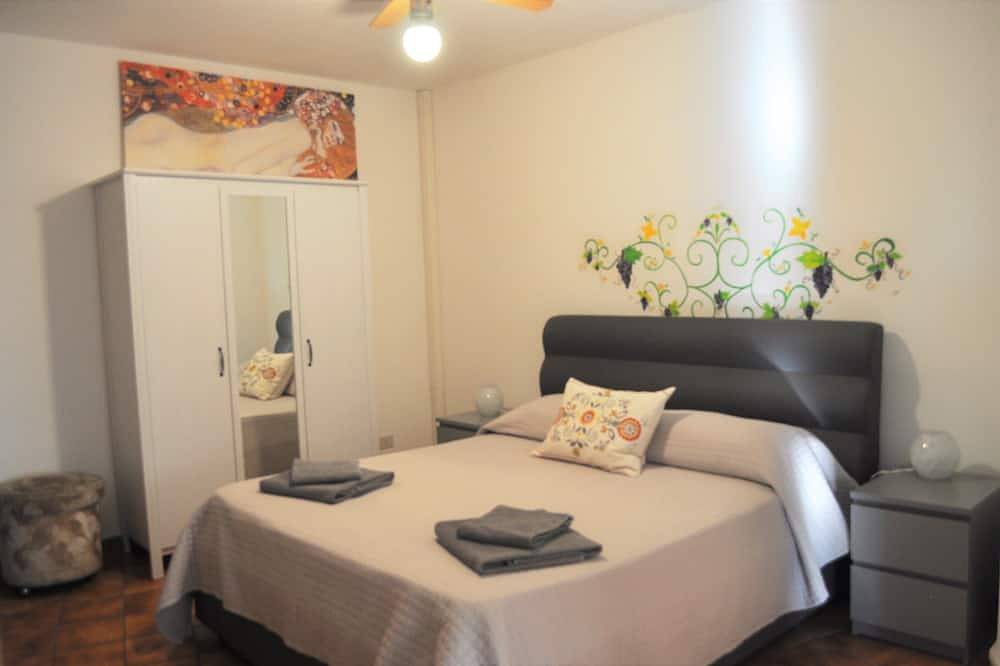 Appartamenti in villa indipendente convertiti in 8 appartamenti individuali con piscina in Castelmola, Provincia di Messina