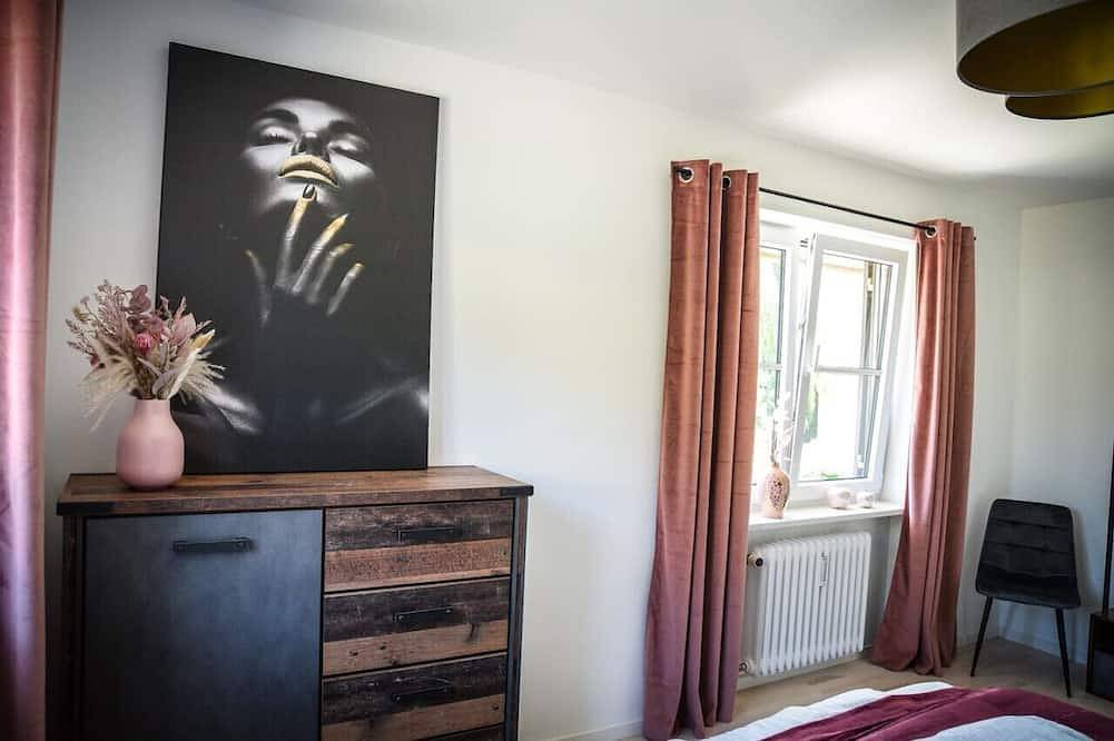 Entire apartment, New Stylish Apartment - up to 8 Guests - Terrace -bbq in Feldafing, Starnberger See