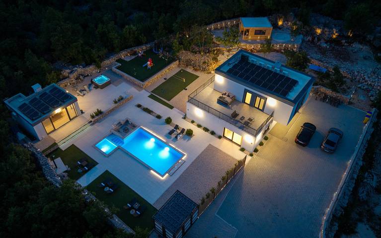 Villa pour 10 personnes, avec Balcon/Terrasse ainsi que Piscine et Sauna à Imotski