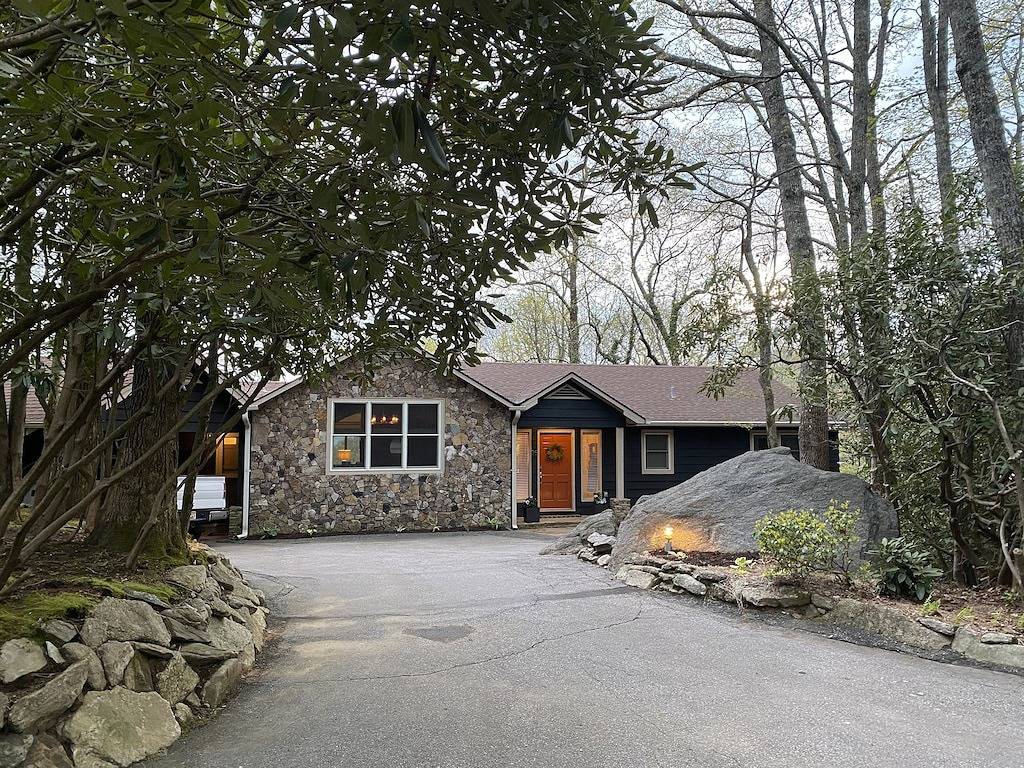 Flat Mountain Estates with long range views and beautiful decor in Macon County