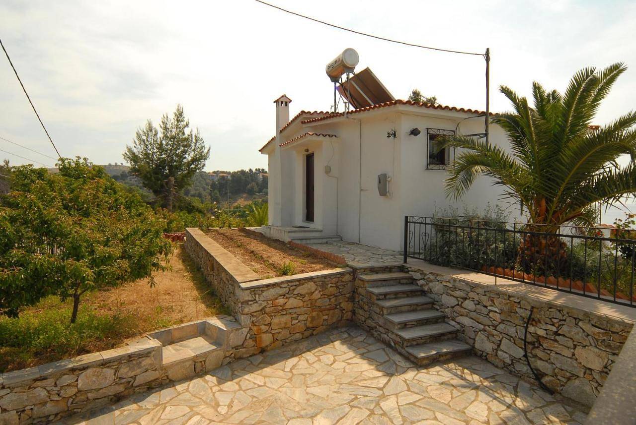 Villa Zaharo and Lilian Apartments in Troulos, Sporades