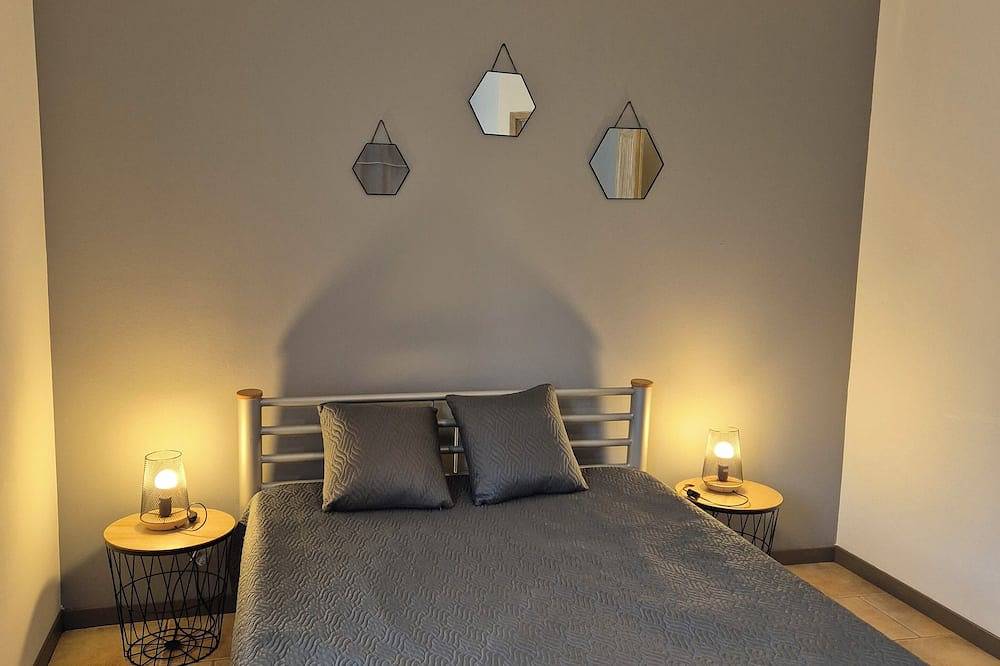 5/7 person house with heated pool between Sarlat and Cahors in Salviac, Lot