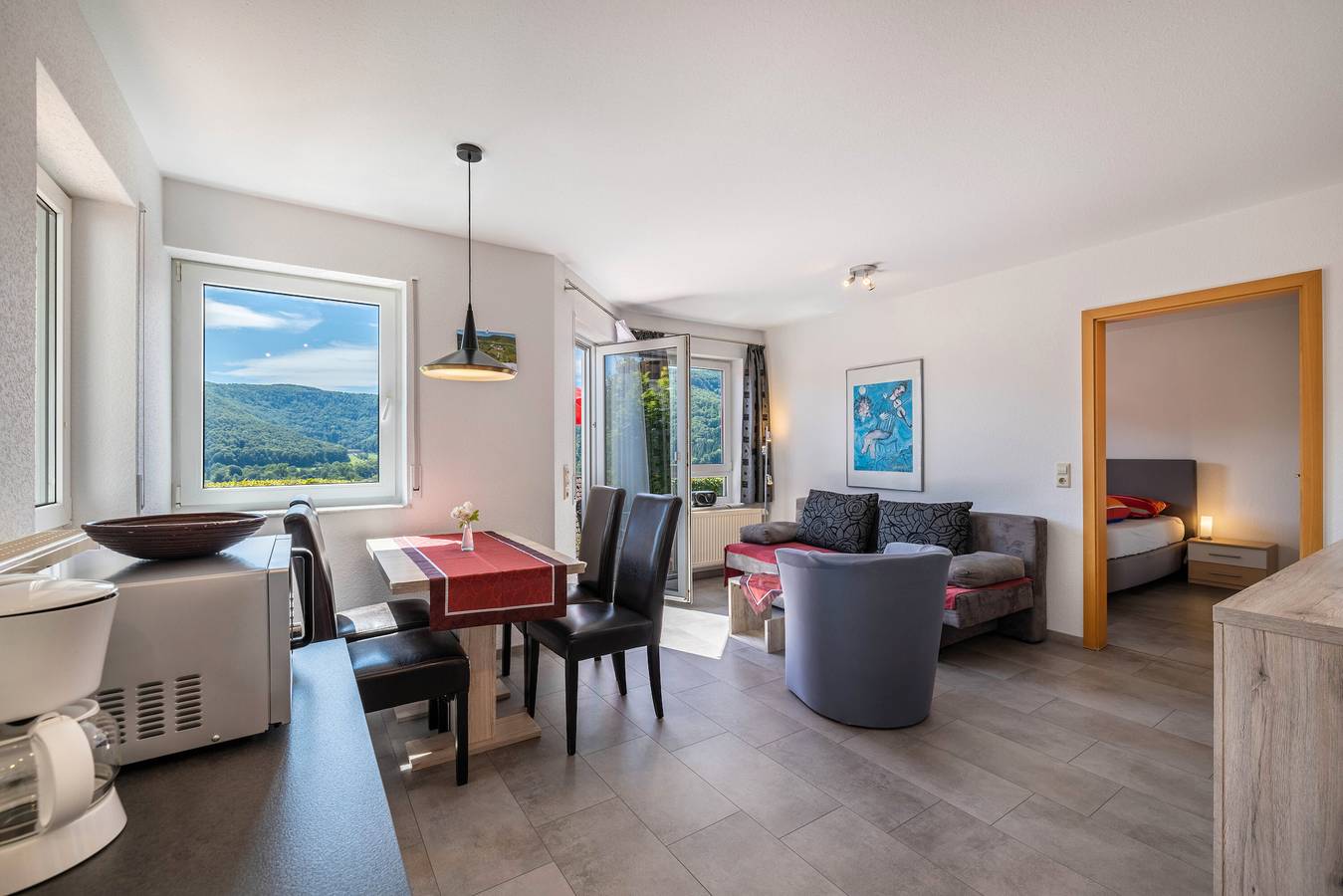 Ganze Wohnung, Ferienwohnung mit Bergblick, privater Terrasse und Wi-Fi in Bad Urach, Albsteig Etappe 9