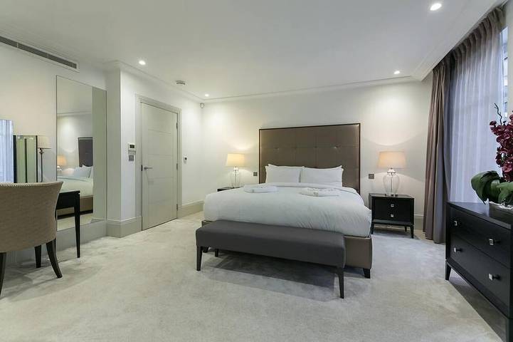 Entire apartment, Exclusive Two-Bed Flat on Iconic Park Lane in London, South East England