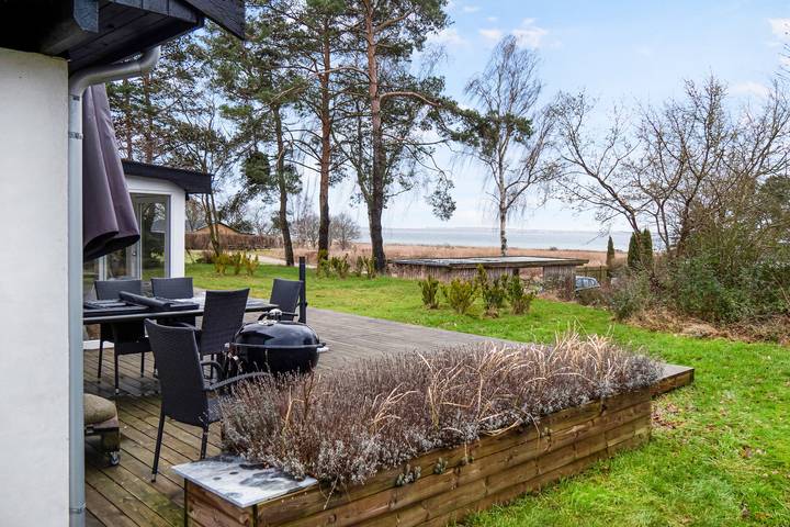 Ferieudlejning for 6 personer, med Terrasse og Have samt Søudsigt i Vig
