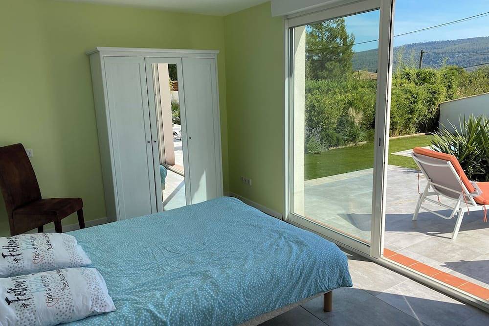 Countryside, 20 minutes from the sea! Villa, swimming pool, pétanque court, summer kitchen. in Cuges-les-Pins, Marsella region
