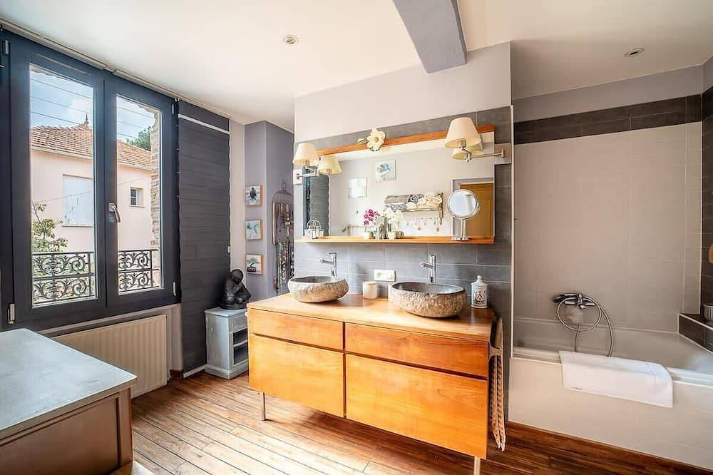 Maison en pierre, jardin&bassin in Saleilles, Côte d'Améthyste