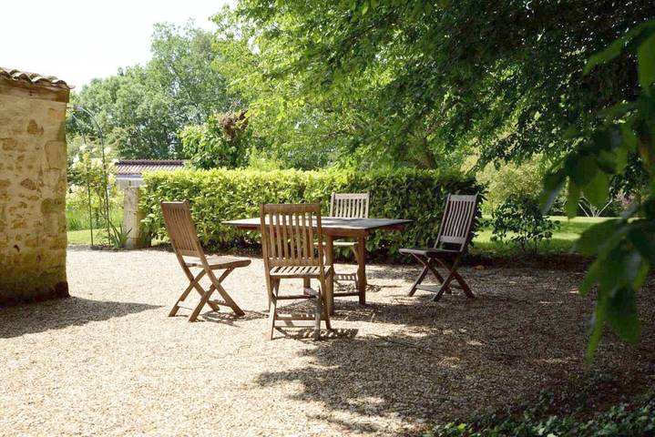 Gîte pour 5 personnes, avec piscine et sauna ainsi que terrasse et jacuzzi à Saint-Palais (Gironde)