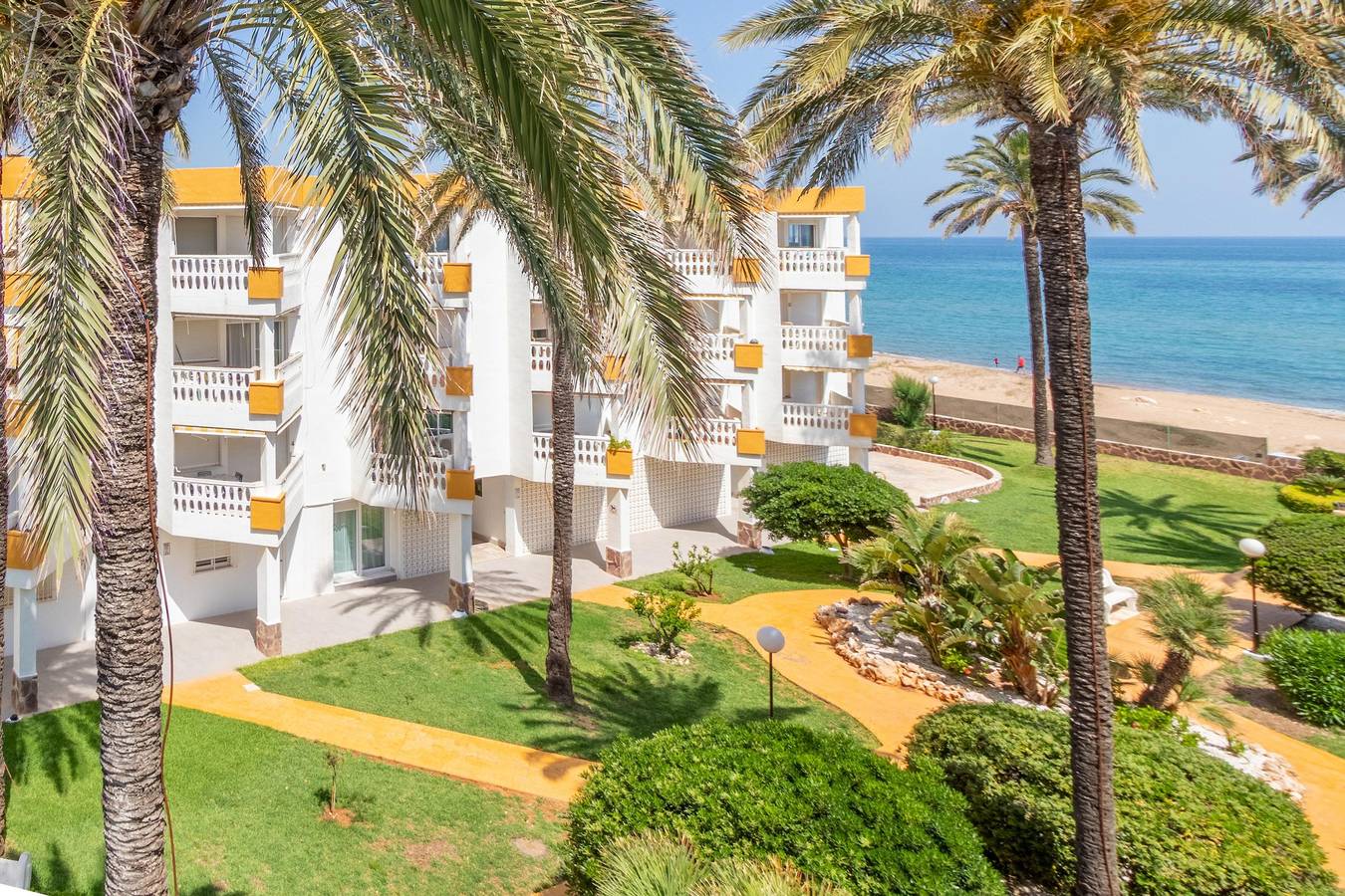 Apartamento entero, Apartamento 'A46 Vistas al mar desde la terraza' cerca de la playa, con piscina compartida y Wi-Fi in Dénia, Costa Blanca
