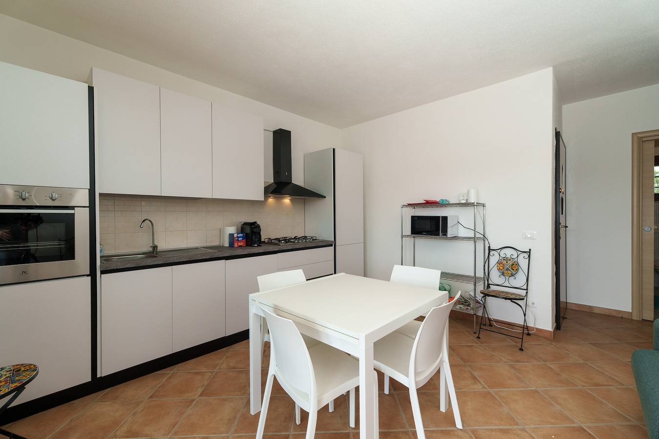 Entire apartment, Apartment 'Casa Vacanze Scirocco' with Shared Terrace, Wi-Fi and Air Conditioning in Murta Maria, Gallura