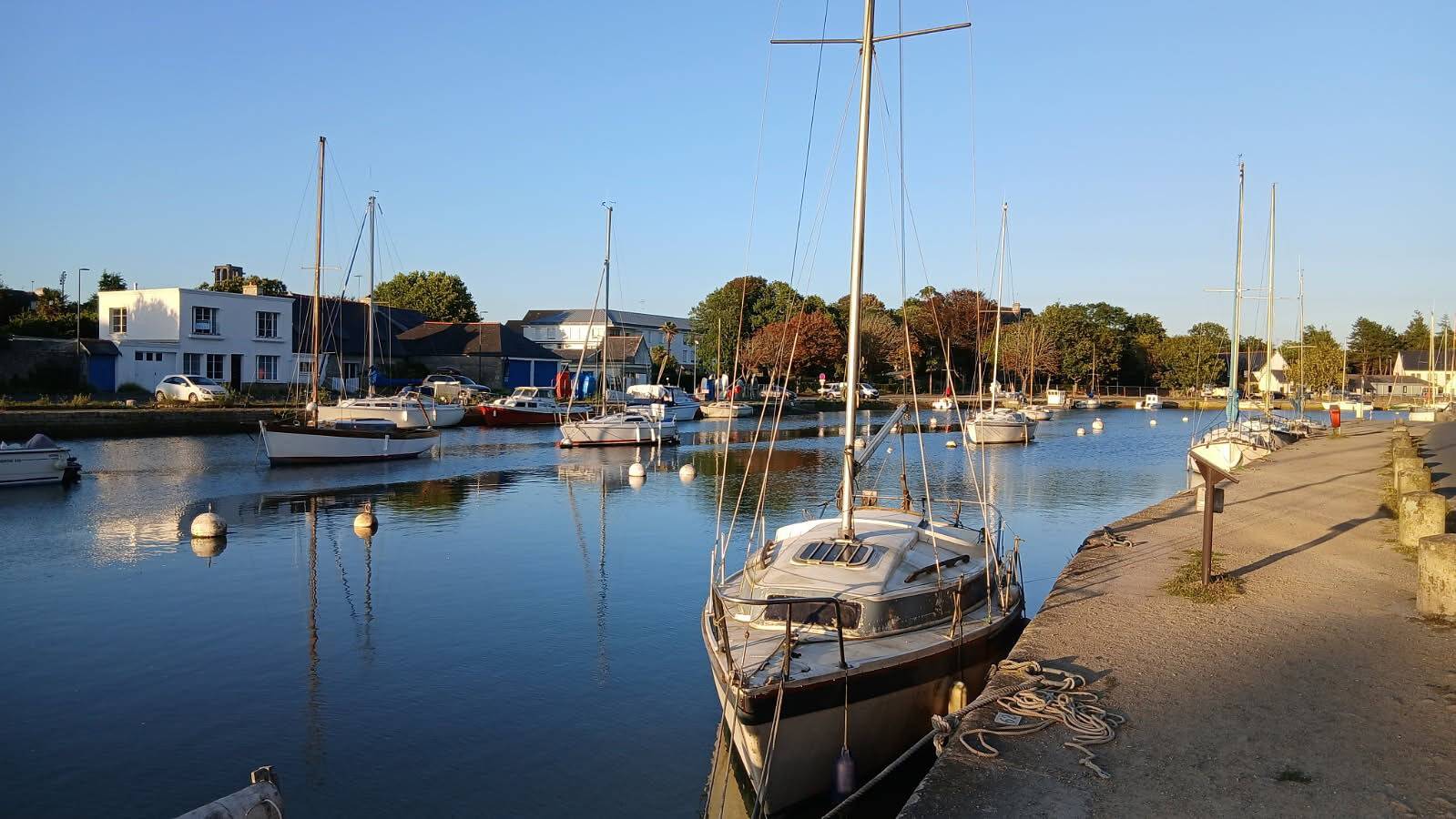 Ganze Wohnung, Renovierte Wohnung im Herzen von Pont-l’Abbé – Flussblick & Nähe zum Ozean in Pont-l'Abbé, Quimper und Umgebung