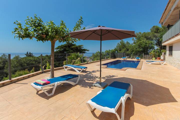 Villa Breeze, piscine privée, vue sur la mer à seulement 2 km de la plage in Roca Grossa, Lloret de Mar