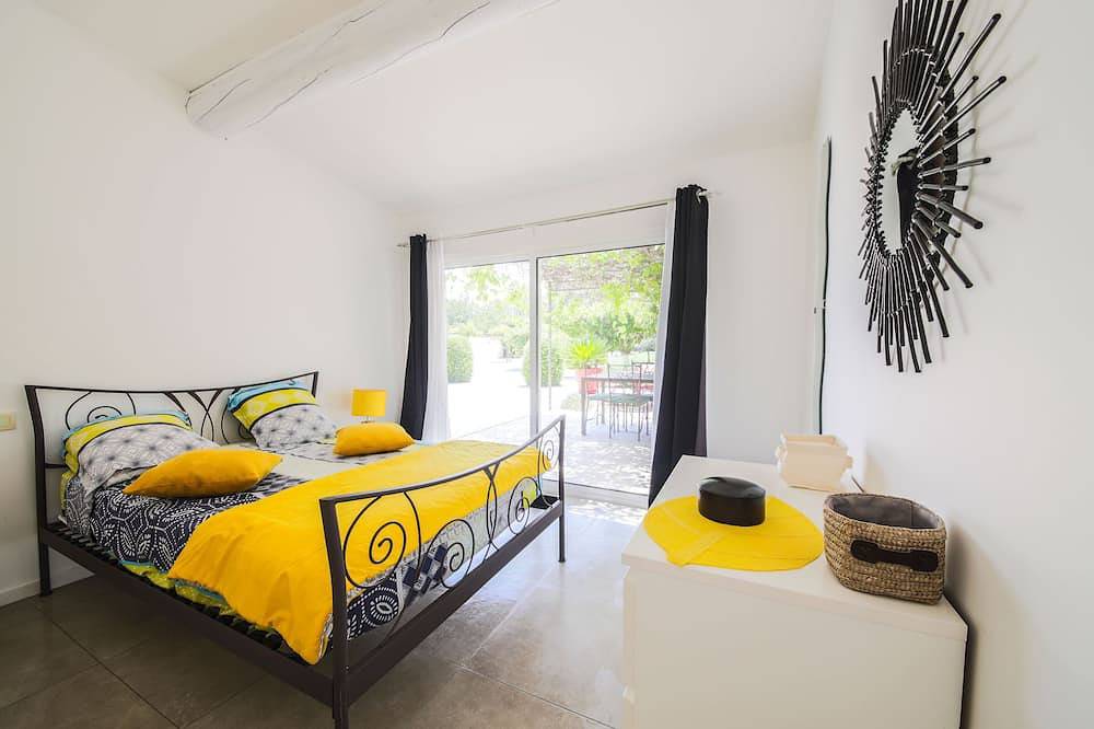 Country house in the heart of Provence with private pool and fenced garden in Velleron, Vaucluse