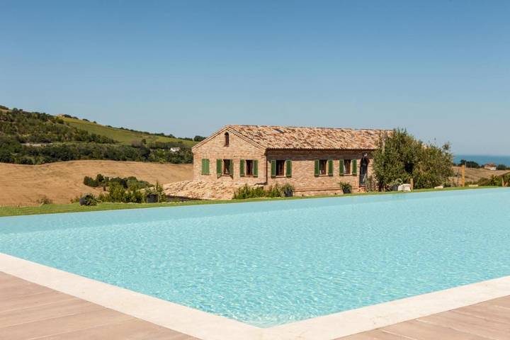 Agriturismo per 4 persone, con piscina e giardino nonché panorama, adatto a famiglie con bambini in Fermo