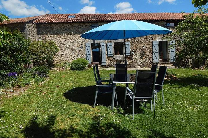 Gîte pour 6 personnes, avec jacuzzi ainsi que jardin et sauna à Bussière-Badil