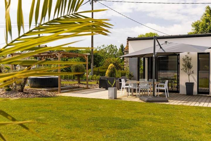 Villa pour 6 personnes, avec jardin ainsi que jacuzzi et piscine, animaux acceptés
