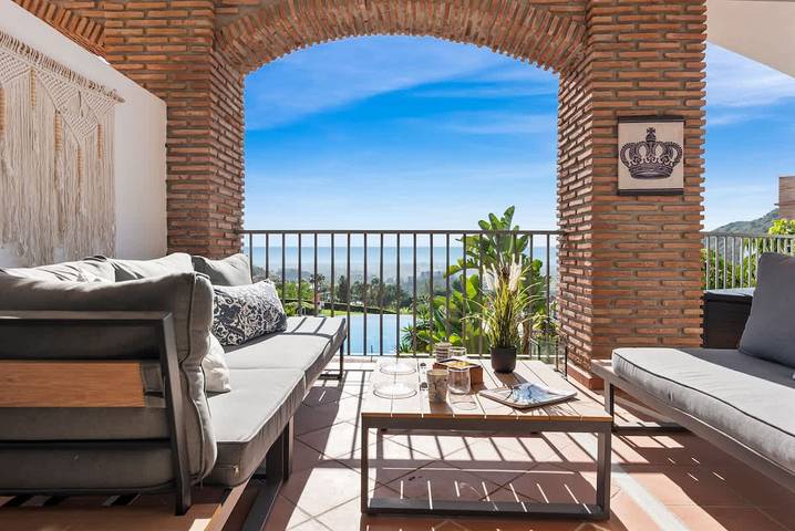 Ganze Wohnung, Sunny balcony with pool by Costarentals in Los Arqueros Golf and Country Club, Benahavís