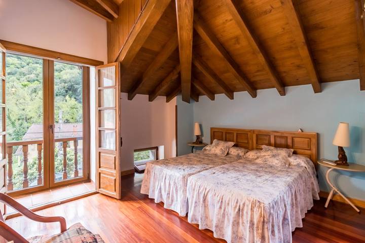Casa rural para 14 personas, con jardín, Se admiten mascotas en Cantabria
