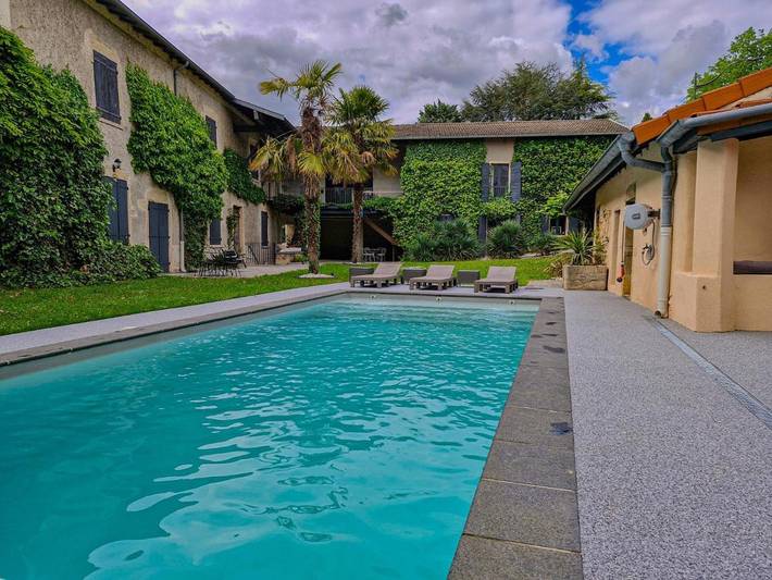 Chambre d’hôte pour 2 personnes, avec jardin et vue ainsi que piscine et sauna, animaux acceptés à Saint-Priest