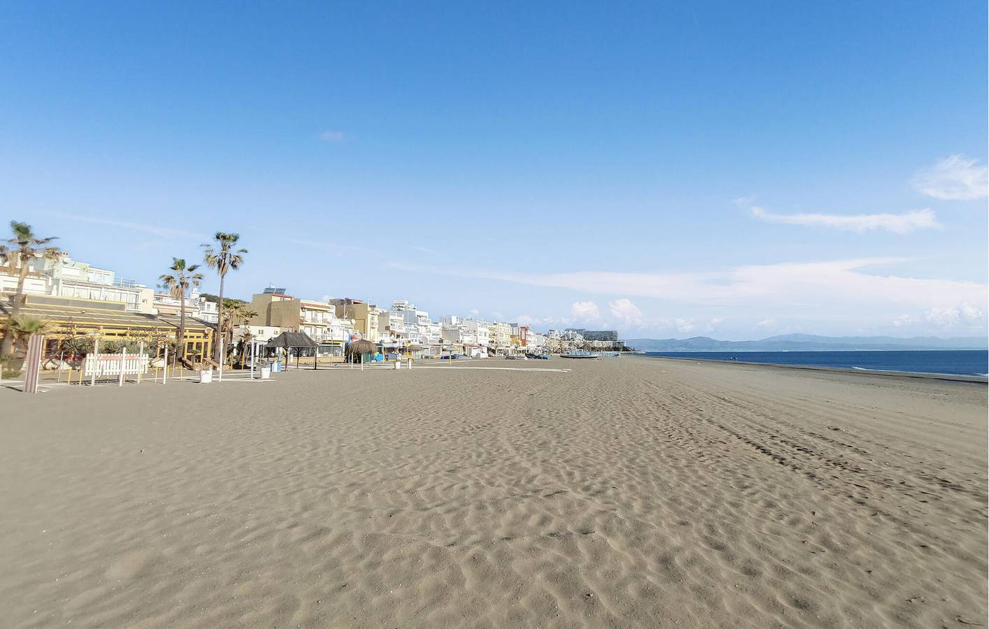 Entire holiday apartment, Cozy Apartment with Terrace near Playamar Beach in Playa El Bajondillo, Torremolinos