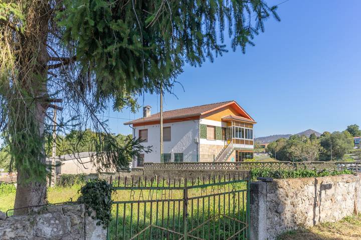 Holiday Home 'L'Capador' with Mountain View, Private Terrace and Wi-Fi in Nava, Asturias Province