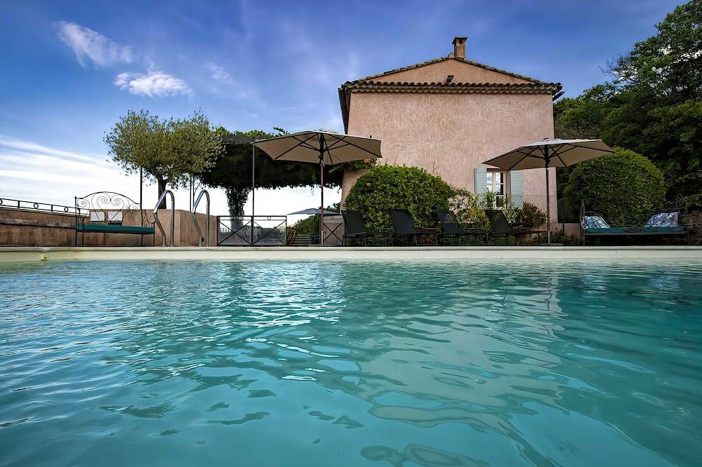 Restored farmhouse with heated pool and landscaped gardens. in APT, Parque natural regional del Luberon