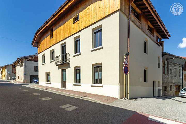 Gîte pour 6 personnes, avec balcon dans Longefoy