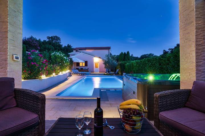 Dom dla 8 osób, z taras i ogród oraz jacuzzi w Labin