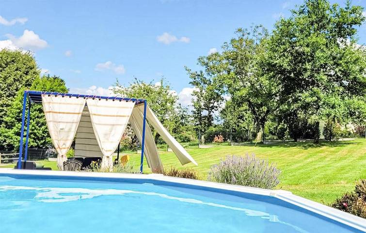 Location de vacances pour 4 personnes, avec piscine à Saint-Priest-les-Fougères - 2