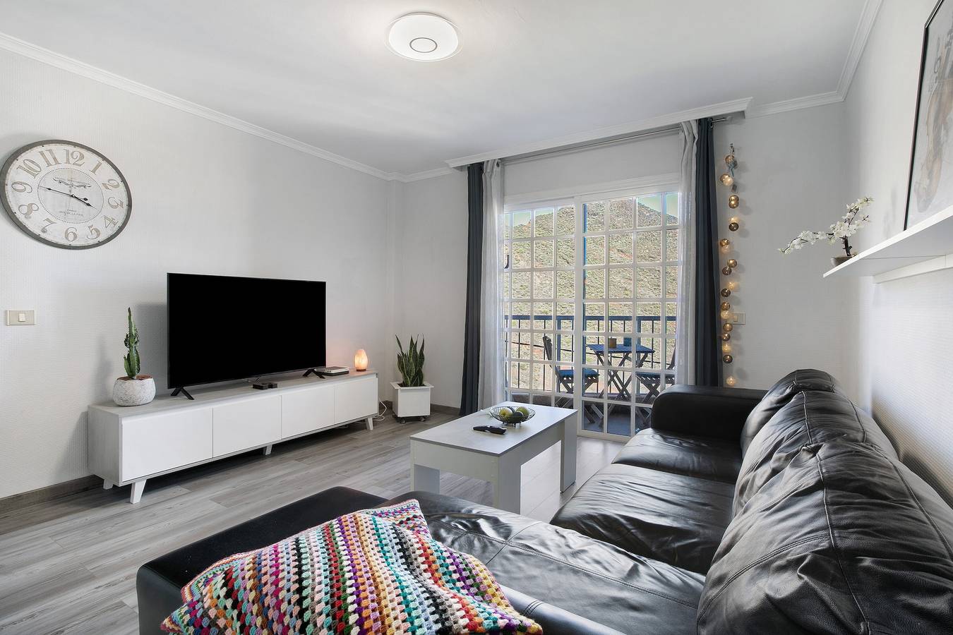 Apartamento entero, Apartamento de vacaciones 'Playa de las Teresitas' con vistas a la montaña, balcón y Wi-Fi in Las Barranqueras, Santa Cruz de Tenerife