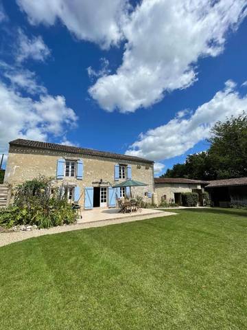 Gîte pour 6 personnes, avec jardin ainsi que vue et piscine, animaux acceptés à Savignac-de-Duras