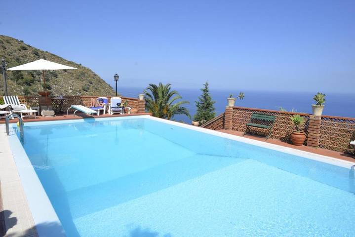 B&b voor 3 personen, with Balkon and Terras as well as Tuin and Zwembad in Taormina