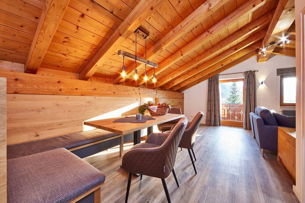 Entire apartment, Cozy 65 sqm attic apartment with open roof truss and two balconies in Garmisch-Partenkirchen, Bavarian Alps
