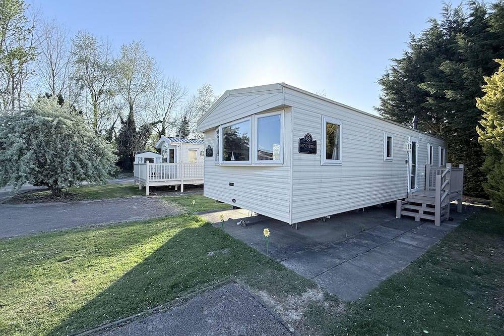 Glamping for 8 People in Skegness, Lincolnshire